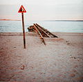 Verkehrszeichen 115 "Steinschlag" am Strand von Eckernförde