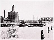 Een geopende draaibrug in het Wilhelminakanaal te Tilburg met op de achtergrond de spoorbrug over het kanaal. Foto 1928.