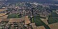 Luchtfoto van de stad. Bovenaan, iets rechts van het midden, de glasfabriek en de heuvel Bückeberg.