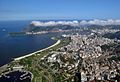 Veduta mill-ajru ta' Aterro do Flamengo u l-viċinat kollu. Wara, il-Botafogo u l-cove Urca, bil-Pão de Açúcar.