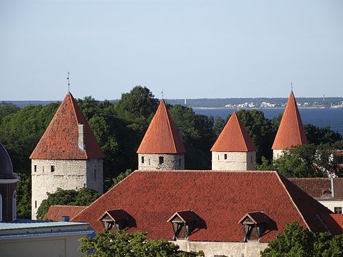 Tallinna linnamüüri neli torni. Vasakult Köismäe torn, Plate torn, Eppingi torn ja Grusbeke-tagune torn.