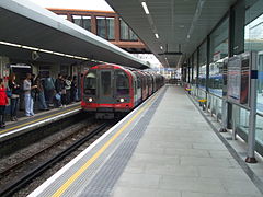 Central Line trein bij Stratford