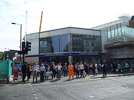 De hoofdingang op de hoek van Oxford Street en Charing Cross Road