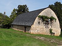 Grande grange sur un niveau avec toit à 2 pans couvert d'ardoises sur une charpente en coque renversée