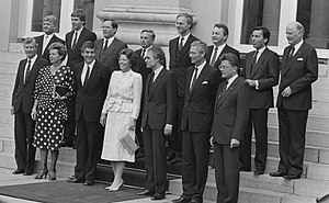 De bordesscène van de ministers van het kabinet-Lubbers II met in het midden koningin Beatrix bij Paleis Noordeinde op 14 juli 1986