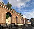 Il muro di contenimento eretto per sostenere i resti della Velia, con al centro la fontana