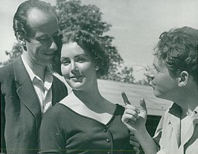 Tom Olsson (t.h.) regisserade De ljusgula handskarna för Parkteatern 1957. T.v.: Leif Liljeroth och Ninja Lannerstedt.