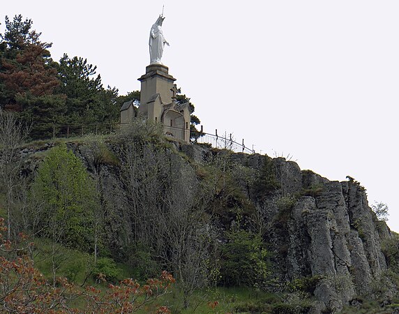 Statue Notre-Dame-des-Miséricordes (vue de l'entrée ouest du Bourg)