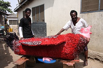 Ataa Oko et Kudjoe Affutu avec Ataa Oko's coq rouge, collection privée de Regula Tschumi en 2009.