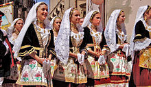 Photographie d'une tenue traditionnelle sarde féminine