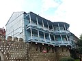 Maison à balcon de bois édifiée sur les remparts de la vieille ville.