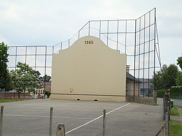 Le fronton à côté de l'école.