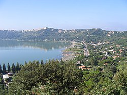 Mesto Castel Gandolfo s pogledom na jezero Albano