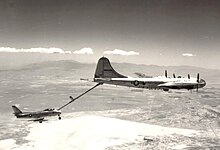 Deux avions reliés par un tube.