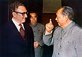 Mao kun Henry Kissinger kaj Zhou Enlai, Pekino, 1972