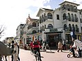 Ahlbeck (Insel Usedom), im Vordergrund das dreistöckige Hotel „Ahlbecker Hof“ (mit Eckrisaliten, Balkonen und Veranden)