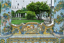 Banc du cloître décoré avec des majoliques.