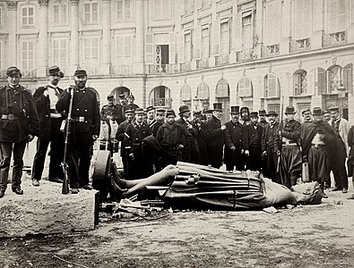 Statue de Napoléon Ier après la chute de la colonne Vendôme, photographie de Bruno Braquehais.