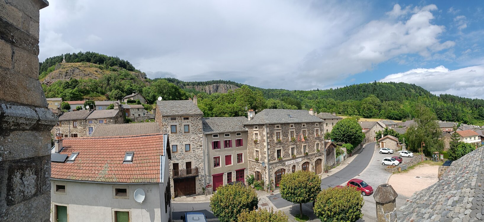 Panorama du Bourg de Saint-Pierre-Eynac (pris du clocher en juillet 2024). A gauche en arrière-plan la Statue Notre-Dame-des-Miséricordes et au centre le cirque de Billère