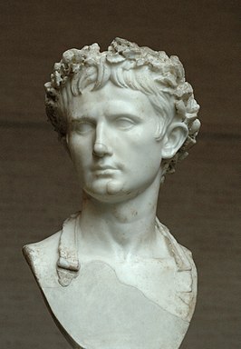 Postume buste van Imperator Caesar Augustus met corona civica (zogenaamde „Augustus Bevilacqua“-buste, 45-50, Glyptothek München).