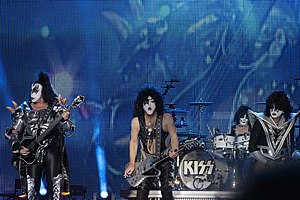 Koncerto en Hellfest, 2013, de maldekstre: Gene Simmons, Paul Stanley, Eric Singer kaj Tommy Thayer