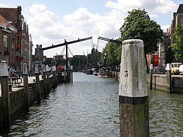 De ingang van de Wolwevershaven met de Damiatebrug en in de verte de Grote Kerk.