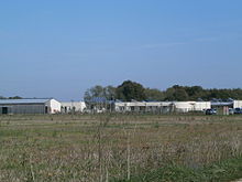 vue d'un complexe de petits logements et de bâtiments communs