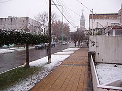 Otra vista de la nevada en San Antonio de Padua, con una calle de la localidad y sus casas aledañas cubiertas por la nieve.