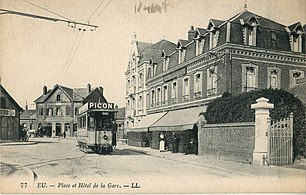 L'hôtel de la Gare et le tramway.