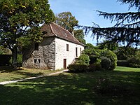 Une ancienne ferme restaurée à 2 niveaux, en pierre calcaire blanche, avec le logement à l'étage