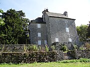 Vue de la façade du château qui donne au sud, avec sa terrasse qui domine le plateau