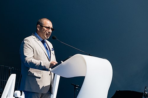 Arkadi Popov kõnelemas eriolukorra lahendamisel abiks olnutele korraldatud tänuüritusel.