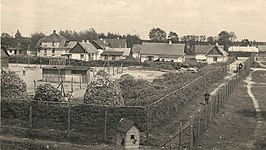 Foto genomen vanuit een wachttoren van Sobibór, met gevangenen en bewakers