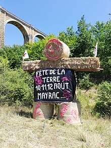 Bonhomme de 3 mètres de haut fait de bottes et de balles rondes de paille annonçant la fête de la terre des 11 et 12 août.