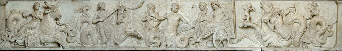 Thiase marin des reliefs dits « de Domitius Ahenobarbus », panneau de devant, possible représentation des noces de Neptune et d'Amphitrite. Temple de Neptune à Rome, IIe siècle av. J.-C. Glyptothèque de Munich.