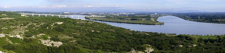 Confluence Durance (à droite, en haut) - Rhône (à gauche, en bas) à Avignon.