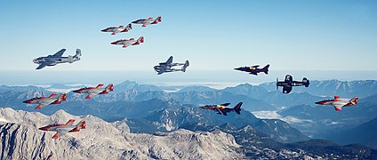 La Patrulla Águila avec les Flying bulls au-dessus des montagnes autrichiennes.