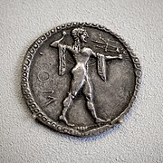 Statère en argent de Poseidonia (v. 530-500 av. J.-C.) représentant Poséidon brandissant son trident.