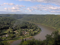 L'Allegheny traverse essentiellement des collines boisées.