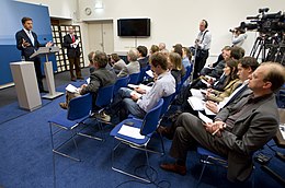 Mark Rutte spreekt tegenover een groep journalisten