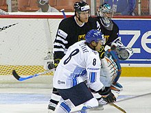 Photographie de Selänne avec le maillot blanc de l'équipe de Finlande et le numéro 8 sur le dos.