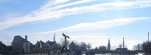 L'esplanade de la Paix : Phœnix de l'Université (campus 1), château de Caen et clocher de l'église Saint-Pierre.