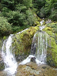 Pont d'Esquir, cascade descendant du bois d'Arapoup.