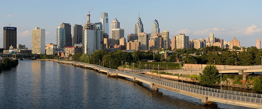 Zicht op het City Center vanaf de South Street Bridge