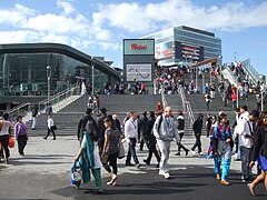 De voetgangersbrug naar Westfield