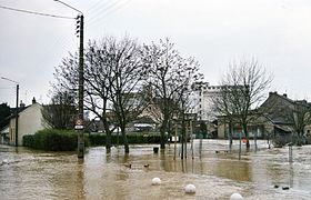 À Dijon, l'Ouche débordant de son lit mineur en ville.