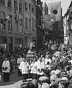 Tijdens de processie in de Bredestraat, 1948