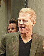 Noah Emmerich interprète le Dr Edwinn Genner