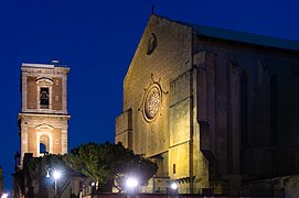 Campanile et église vues de nuit.