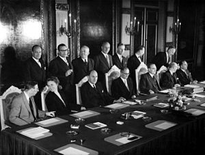 De ministers van het kabinet-Drees III in de Trêveszaal op 13 oktober 1956